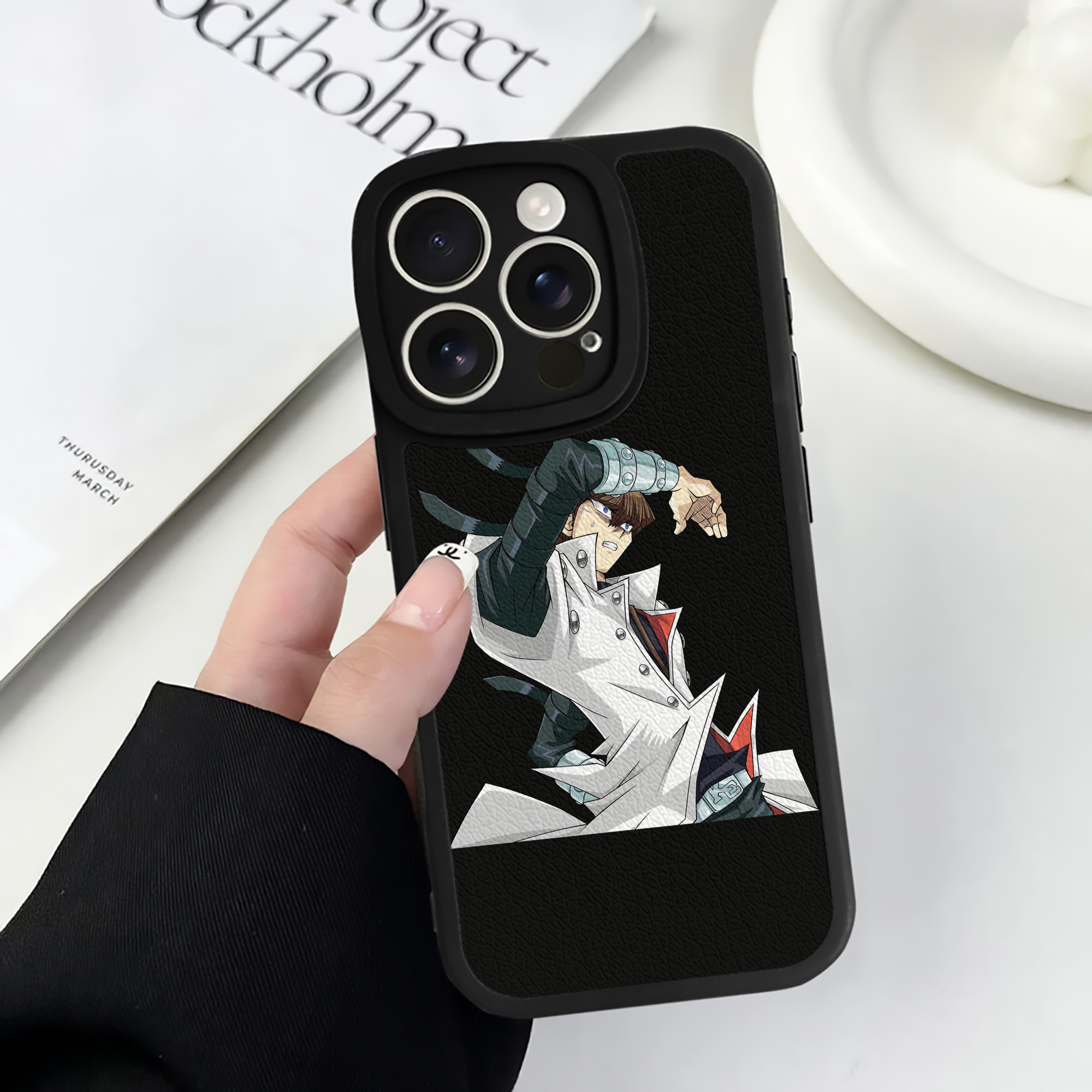 （画像用） 遊☆戯☆王 Yu-Gi-Oh! 【iPhone 16シリーズ対応】シリコンスマホケース（レザー調） 材質：シリコン